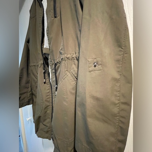 Laundry By Shelli Segal Green Raincoat with Adjustable Drawstring Waist and Hood - Picture 9 of 10